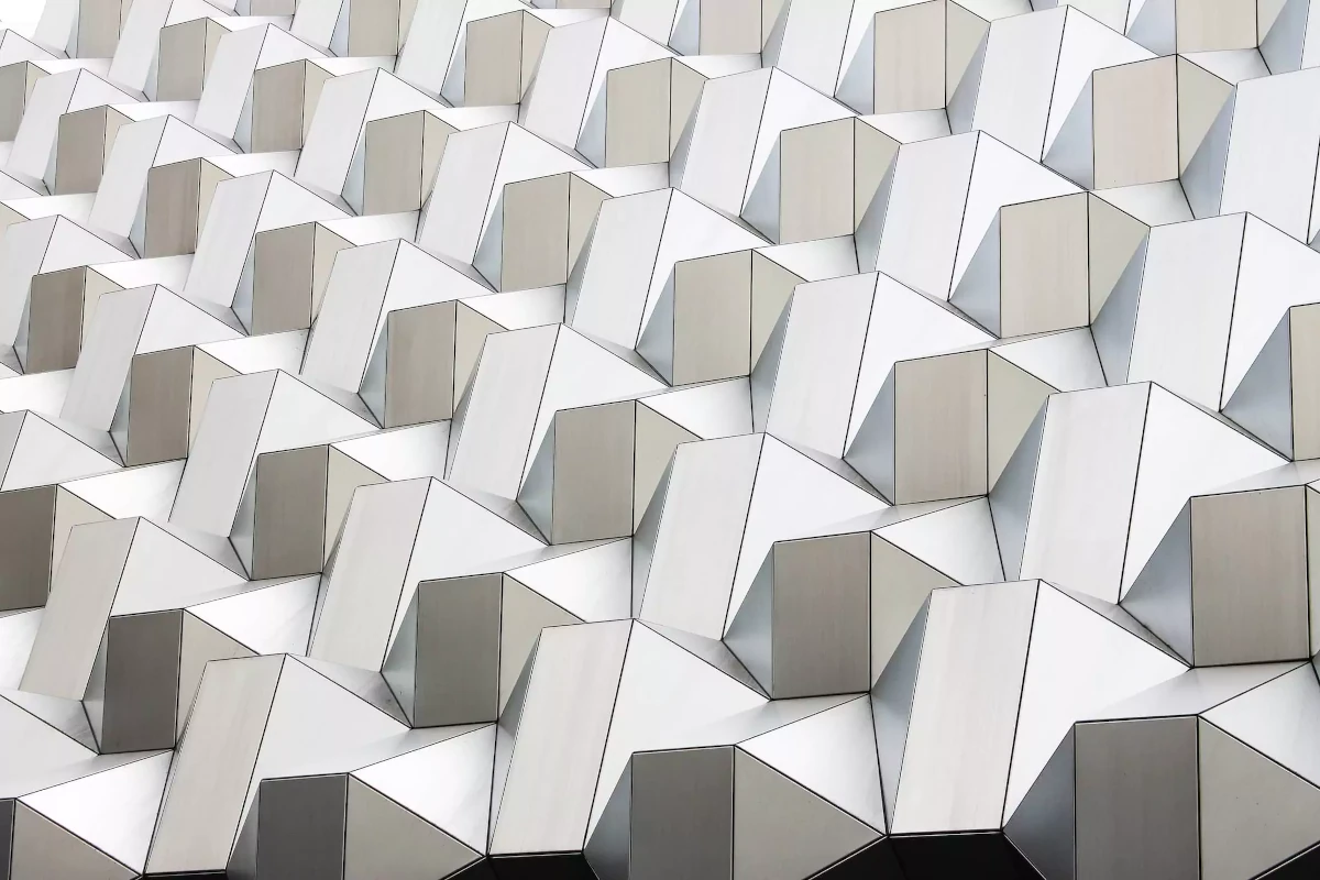 Obra de arte geométrica abstracta blanca de Dresden, Alemania